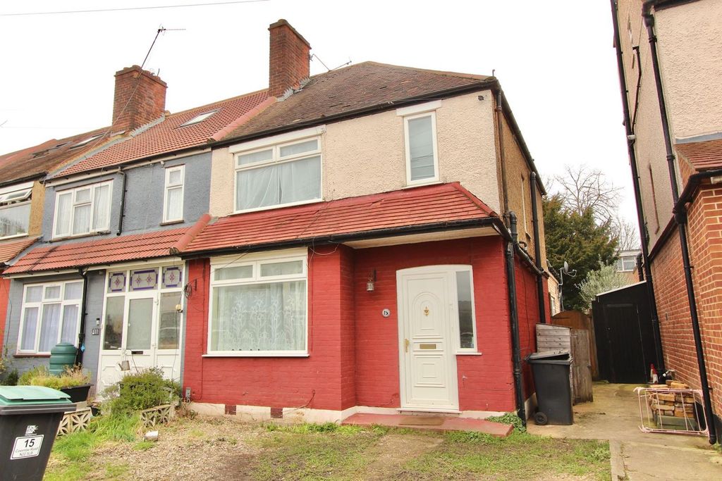 Property photo 2 of 15 Coombe Road, N22