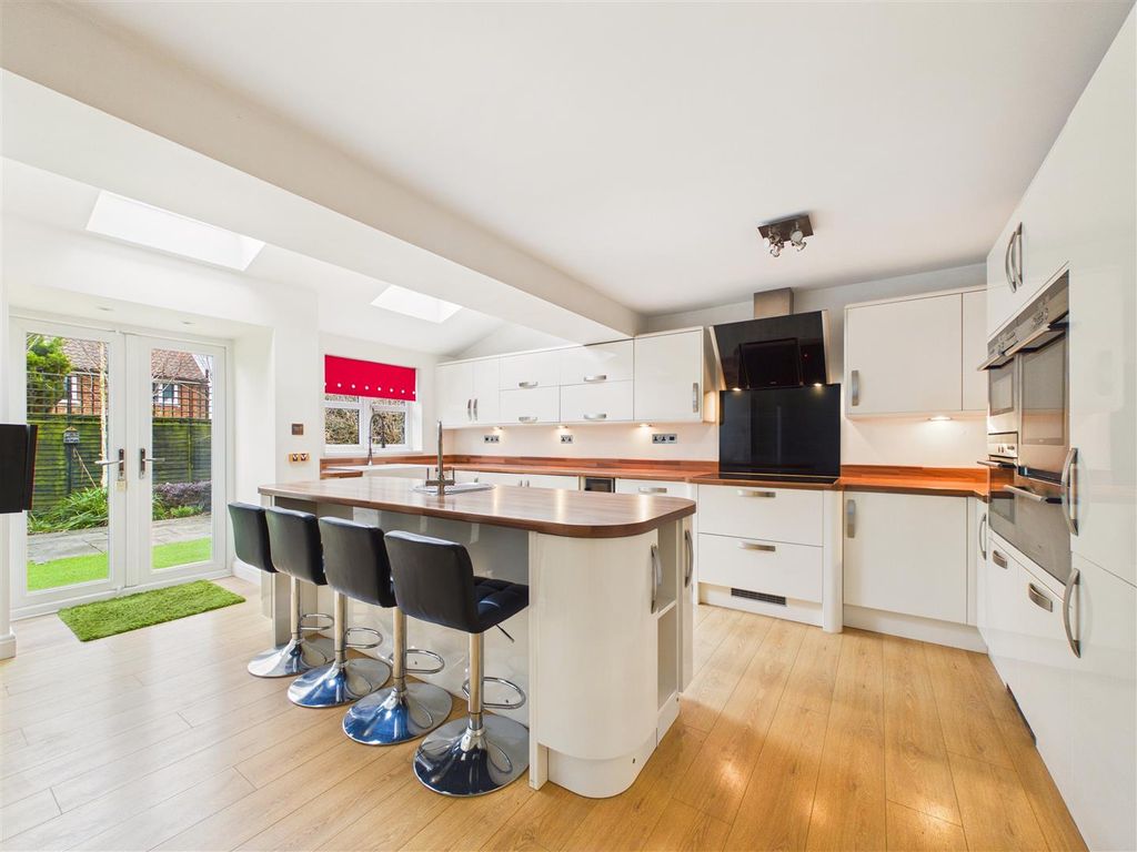 Property photo 2 of 19 Cam03303G0-Pr0319-Still009.Jpg