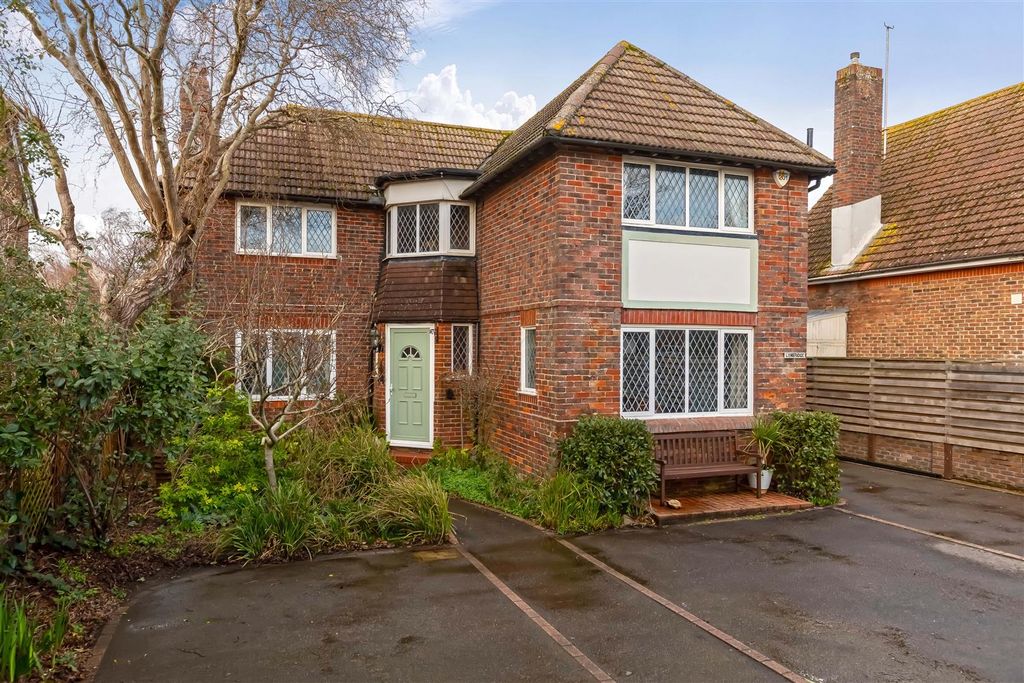 Property photo 1 of 23 Littlehampton Rd_26.Jpg