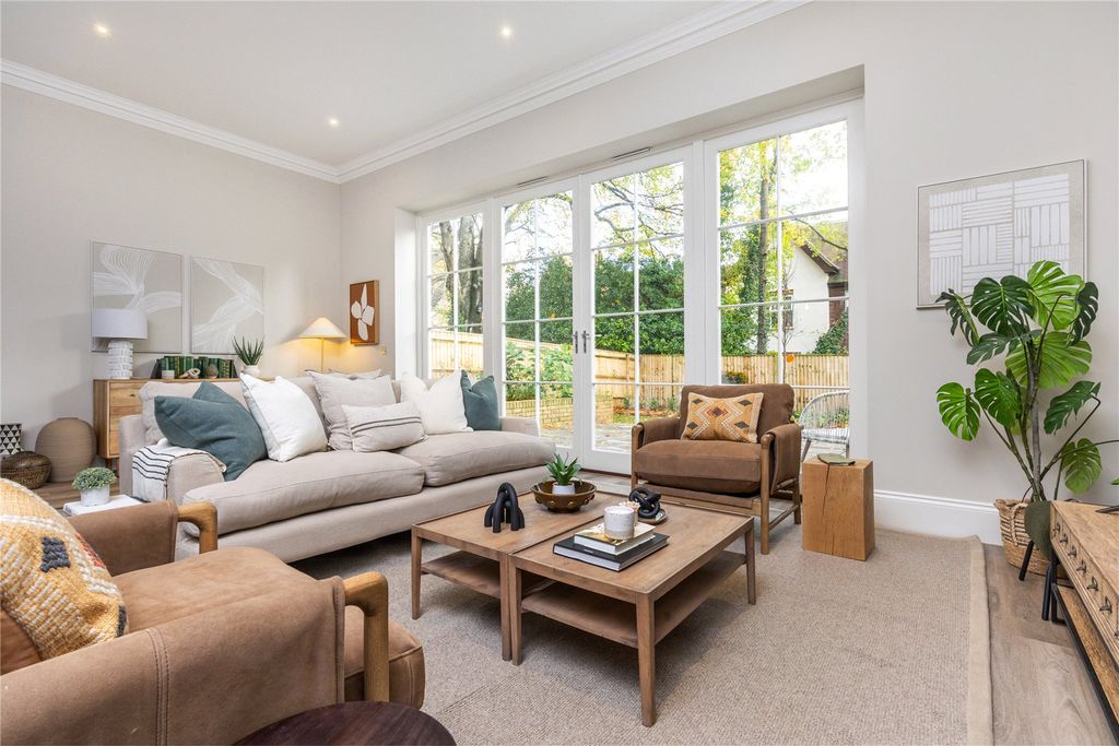 Property photo 3 of 18 12A Langham Place