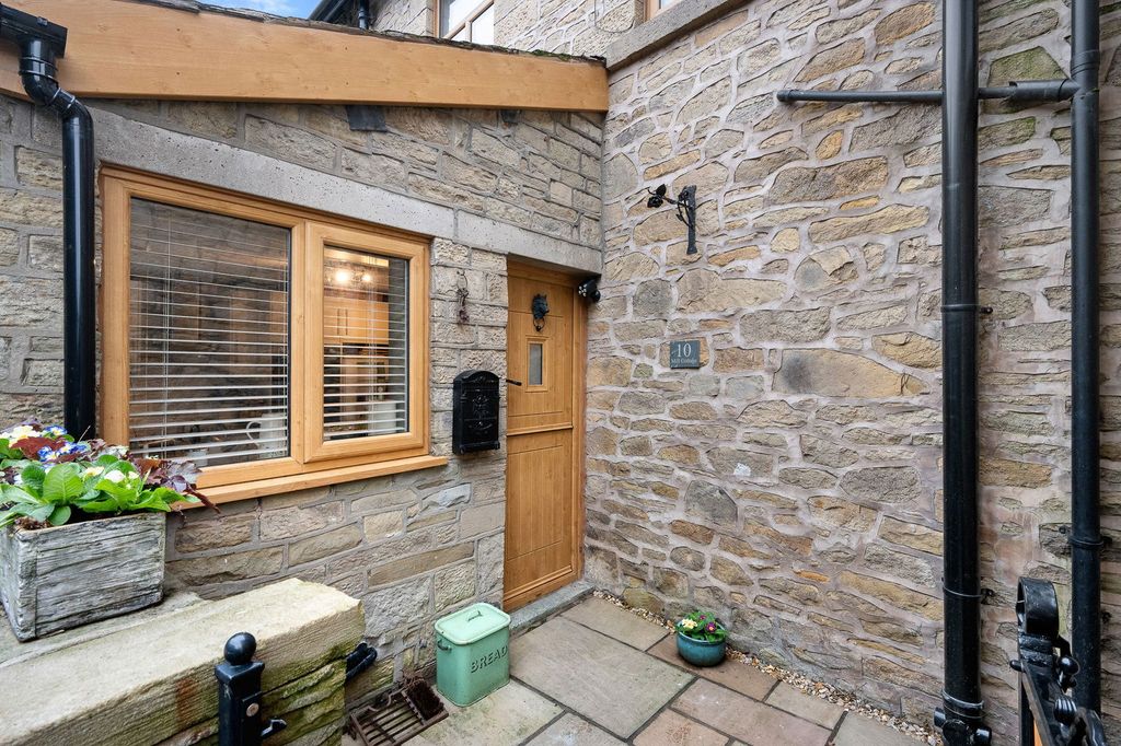 Property photo 2 of 27