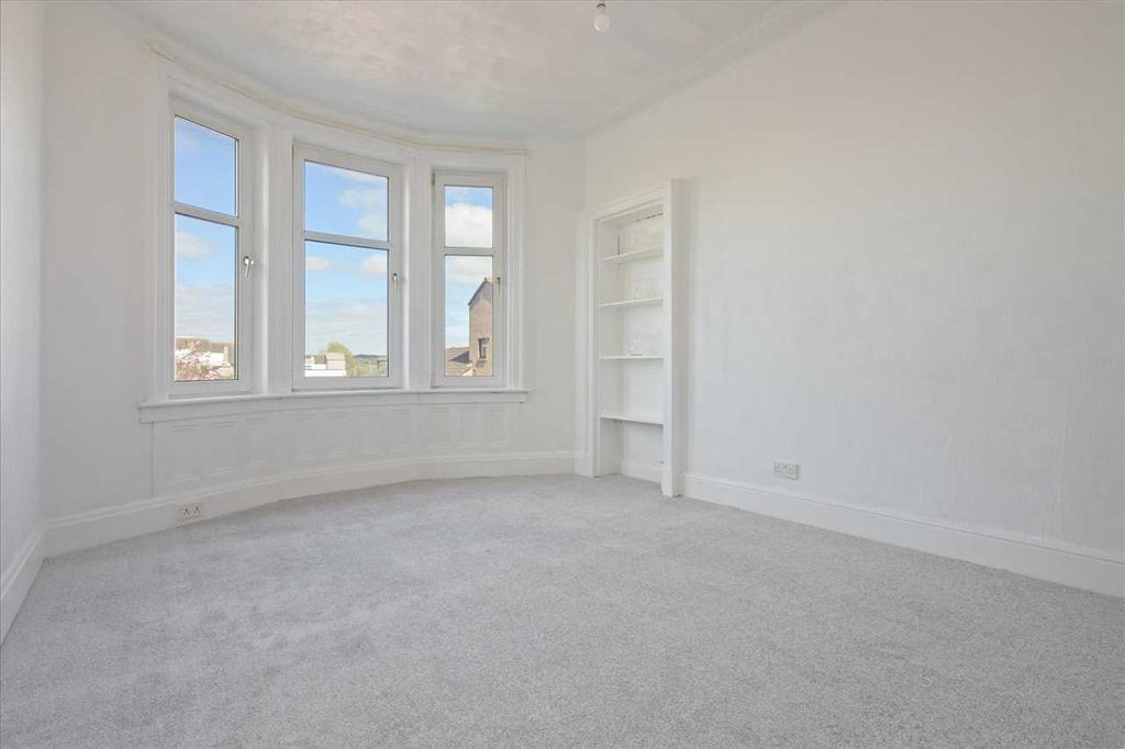 Property photo 3 of 12 Lounge