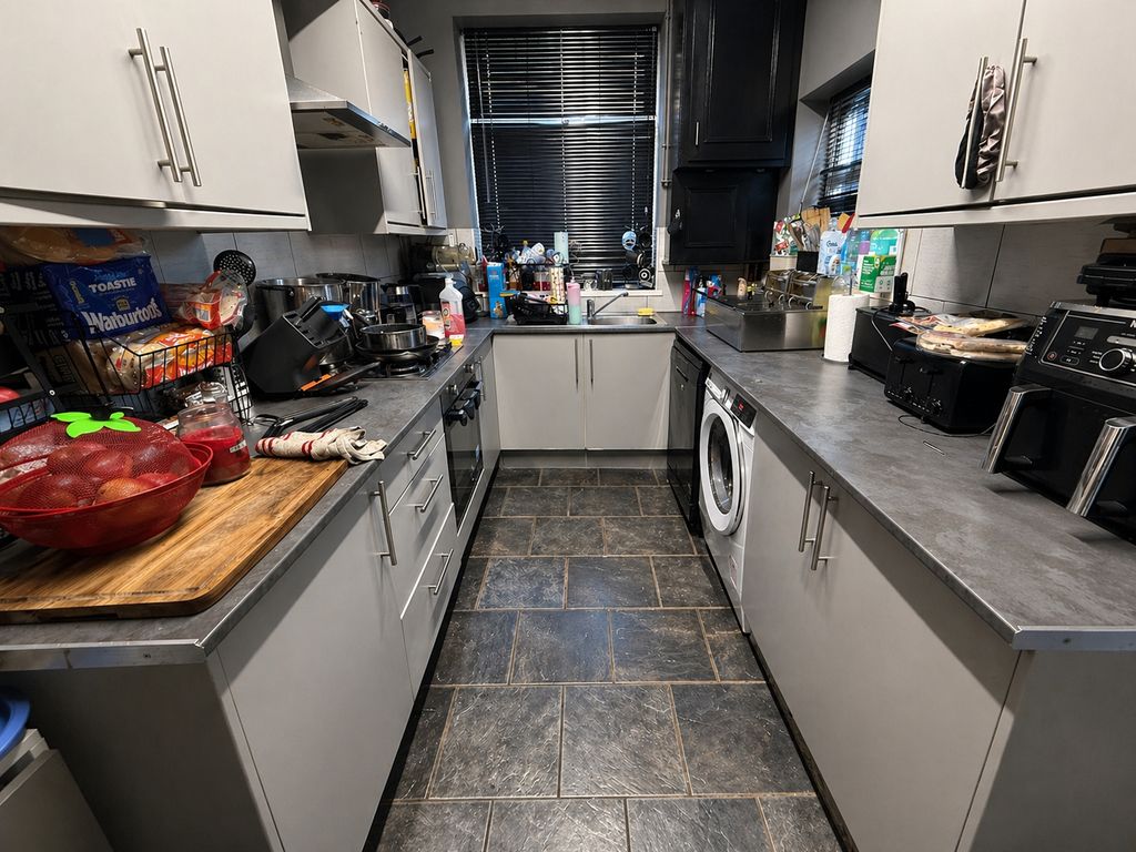 Property photo 3 of 7 Kitchen