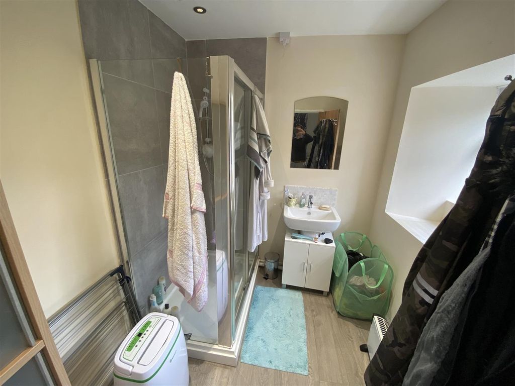 Property photo 3 of 4 Bathroom.Jpg