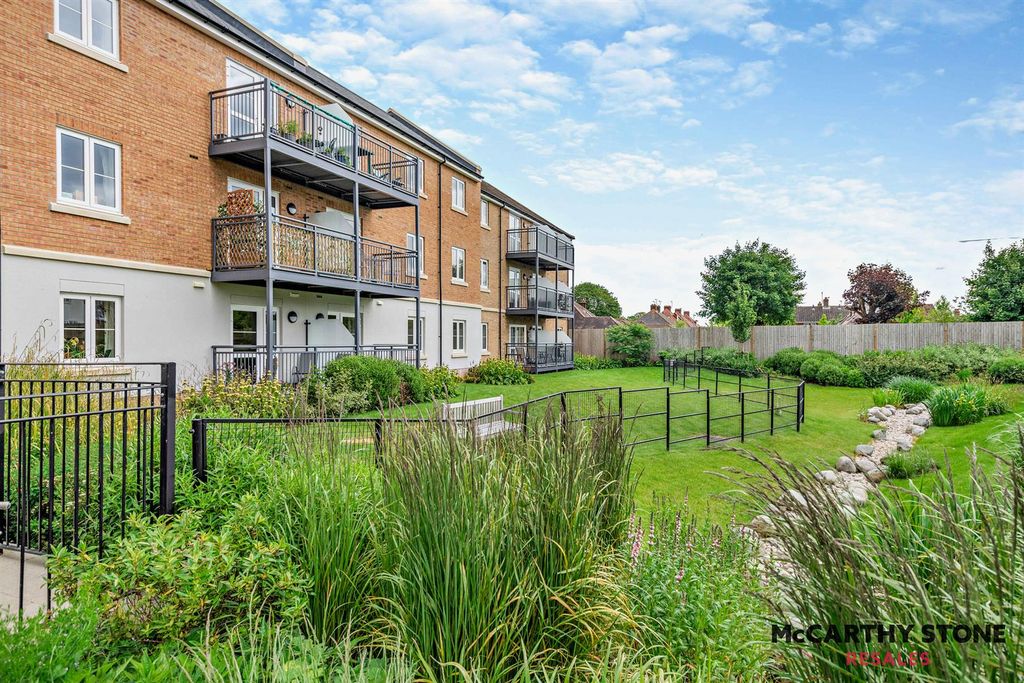 Property photo 2 of 15 Communal Gardens