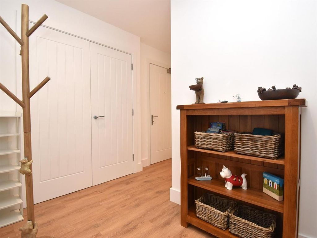 Property photo 3 of 14 Entrance Hall