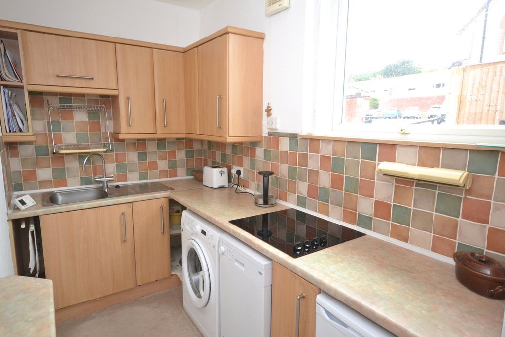 Property photo 2 of 10 Kitchen