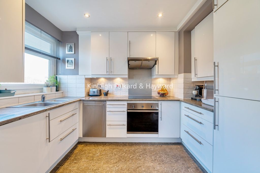 Property photo 2 of 8 Kitchen