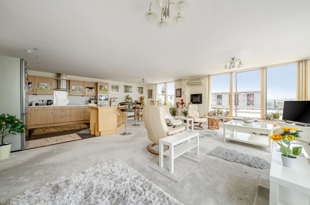 Property photo 3 of 12 1469563-10-6A1Da0...