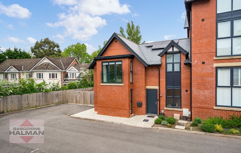 Property photo 1 of 32