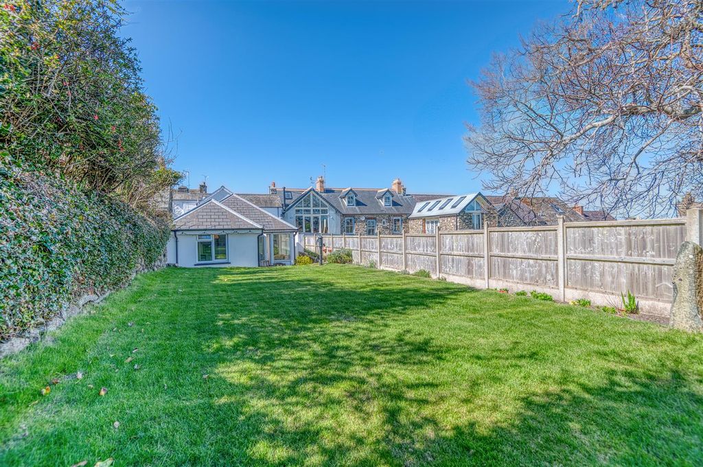 Property photo 3 of 58 Gardens