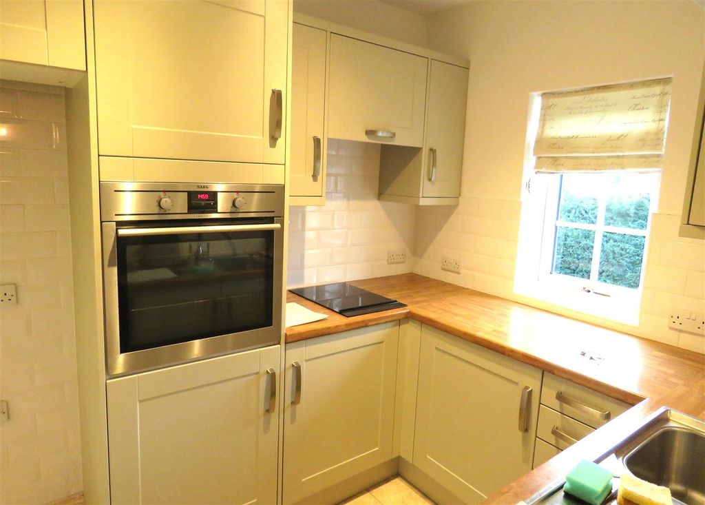 Property photo 3 of 9 Kitchen