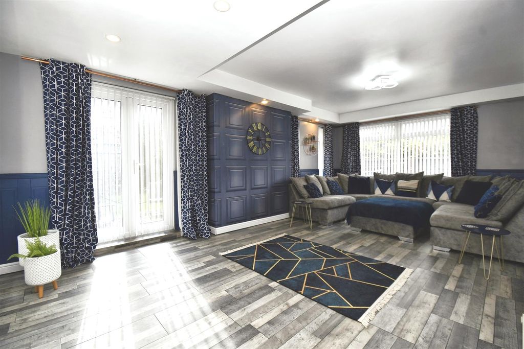 Property photo 2 of 37 Lounge