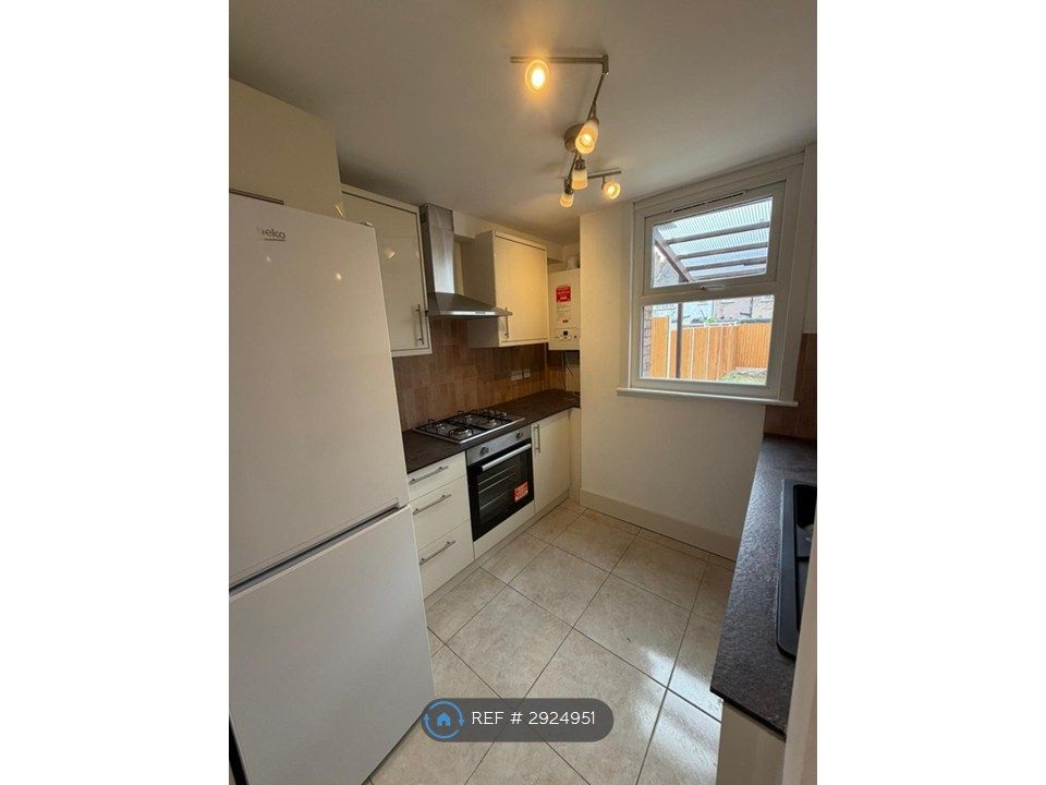 Property photo 3 of 11 Kitchen