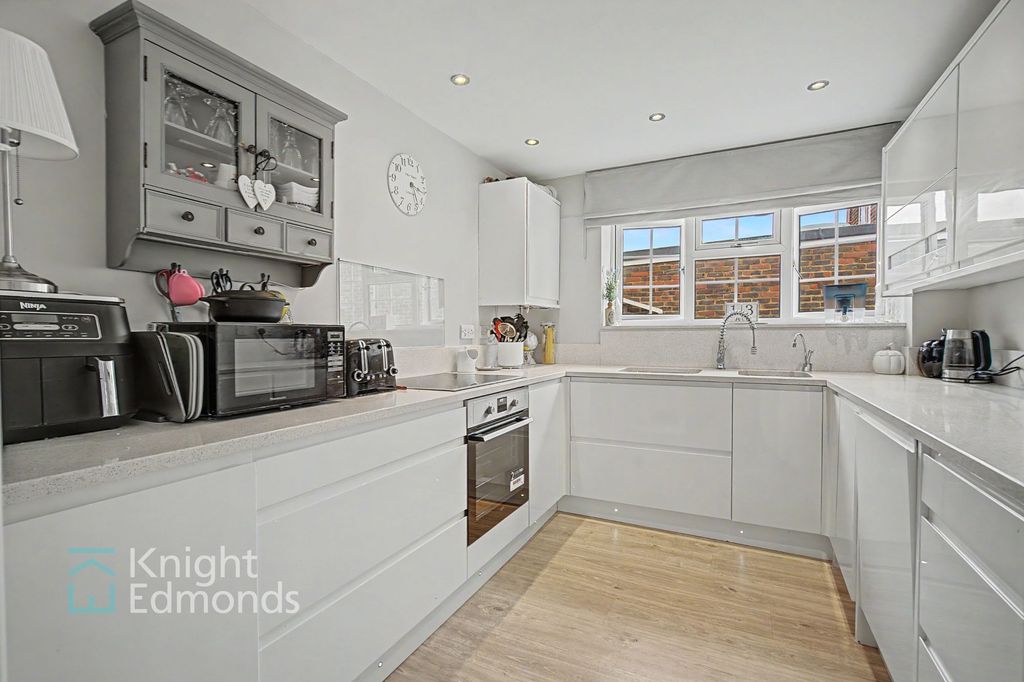 Property photo 2 of 18 Kitchen