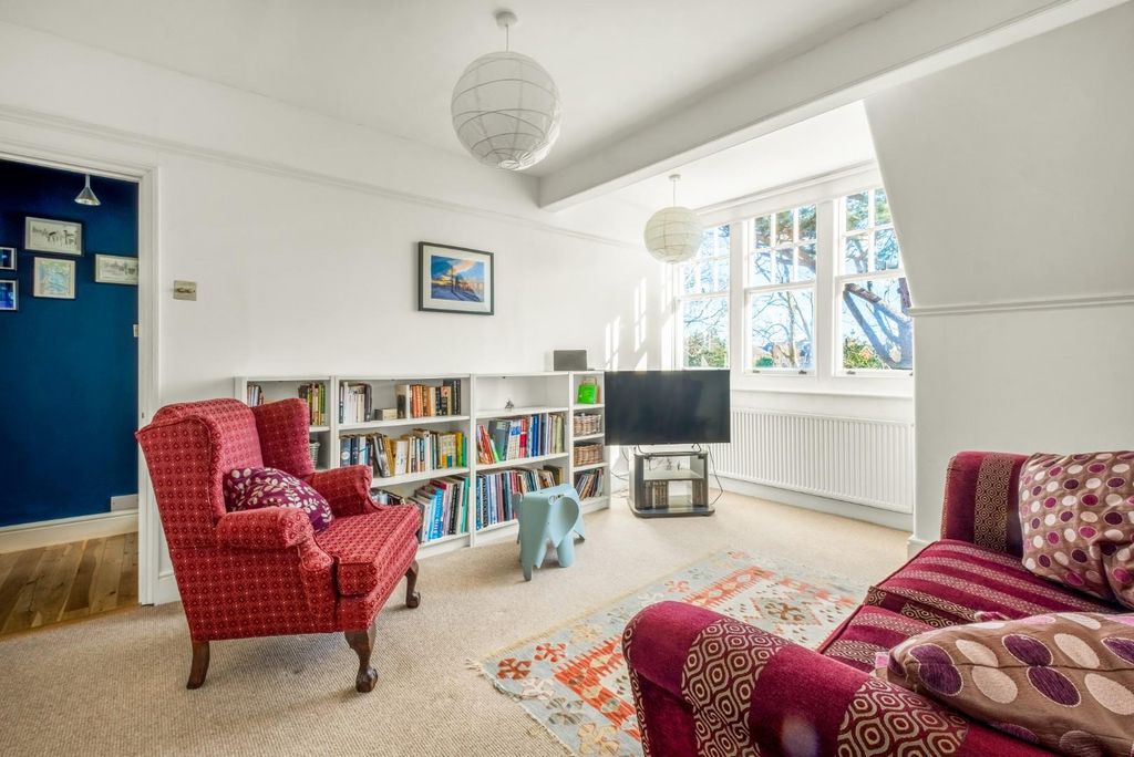 Property photo 3 of 27 7A Barrowfield Drive-6.Jpg