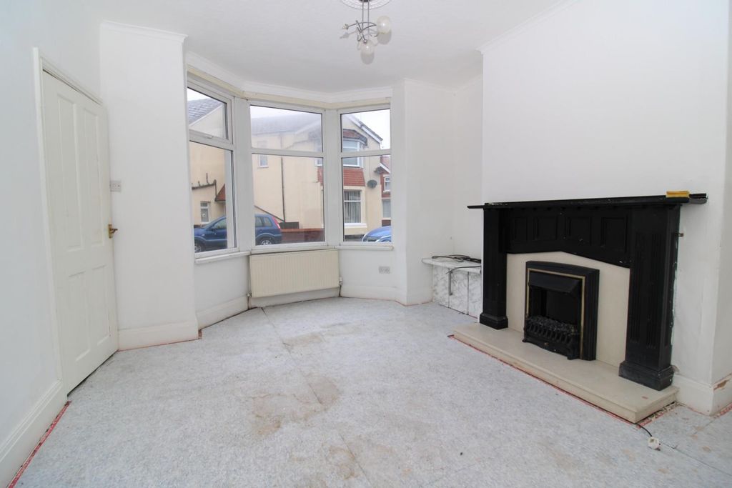 Property photo 3 of 8 Lounge