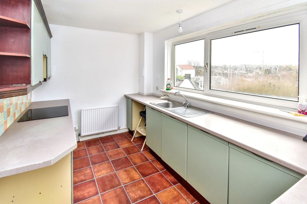 Property photo 3 of 11 Kitchen 1