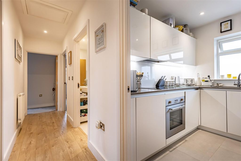 Additional image 9 of 2 bed flat for saleBuckingham Road, Epping CM16