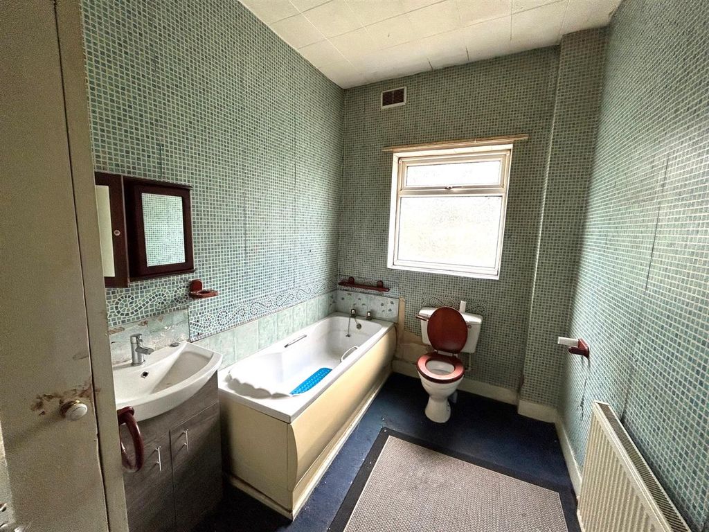 Property photo 1 of 7 Bathroom.Jpg
