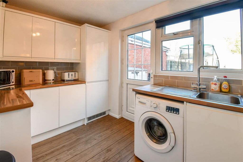 Property photo 3 of 19 Kitchen / Breakfast