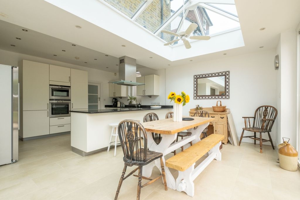 Property photo 3 of 19 Ashley-Gardens-04...