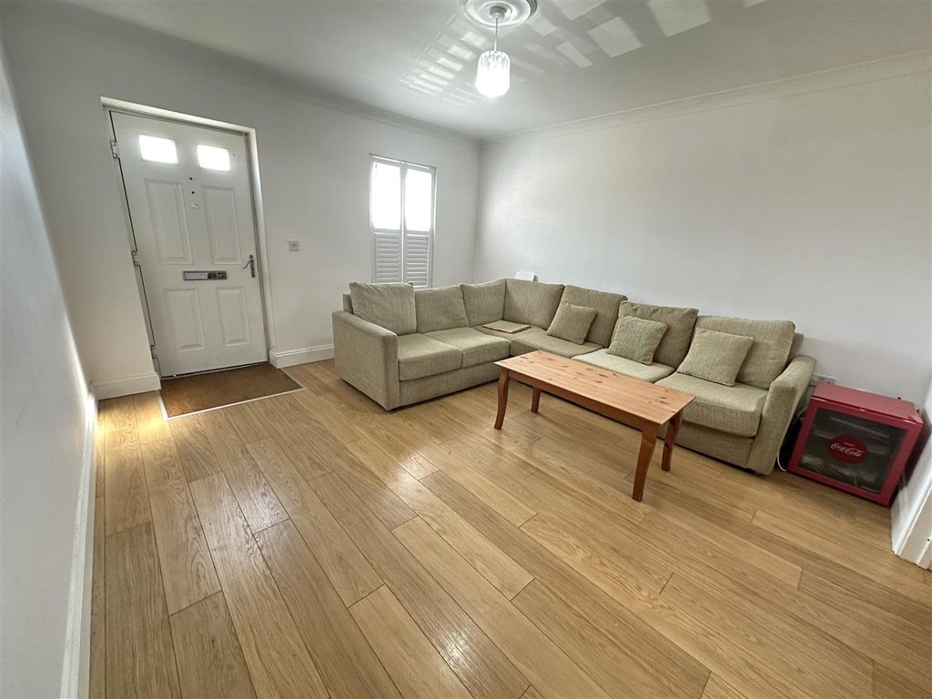Property photo 2 of 8 Lounge.Jpg