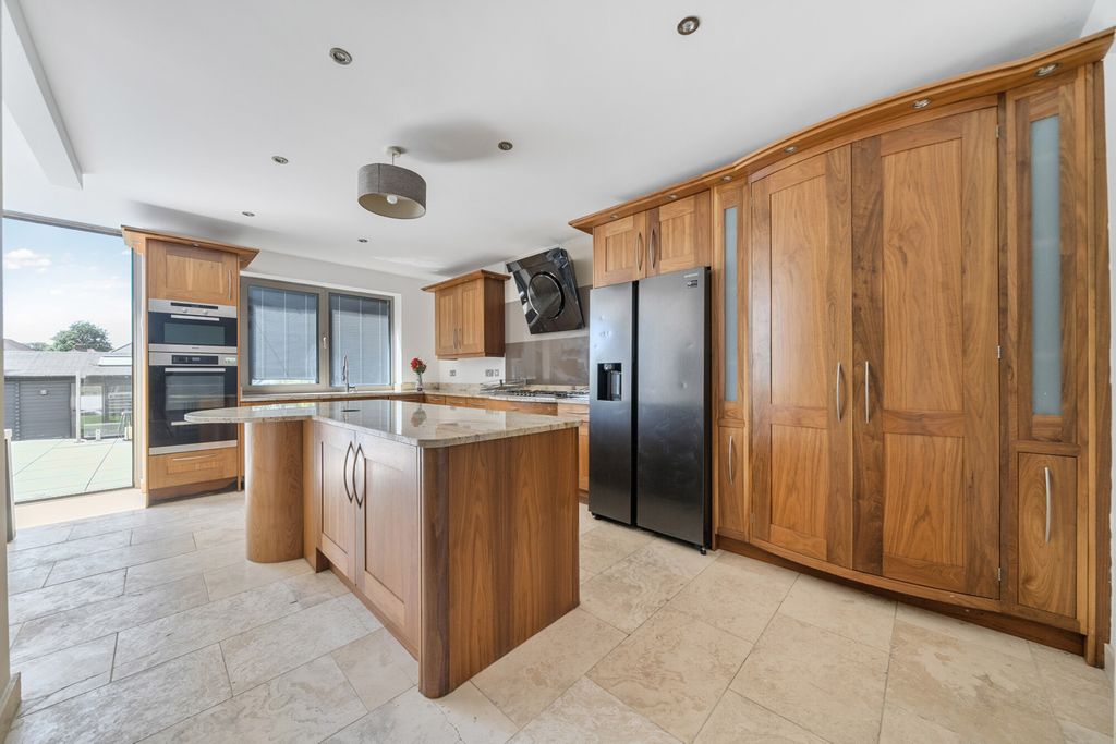 Property photo 3 of 19 Kitchen