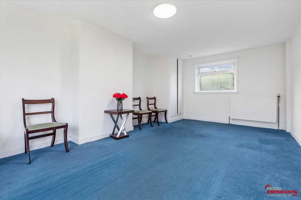 Property photo 3 of 21 Lounge (2)