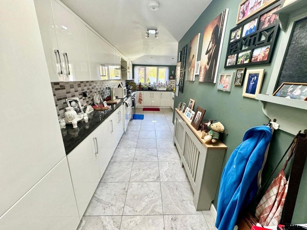 Property photo 3 of 8 Kitchen