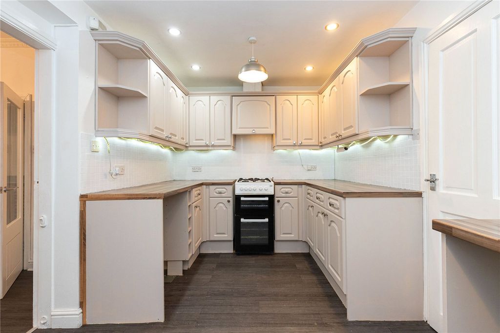 Property photo 3 of 21 Kitchen/Breakfast Rm