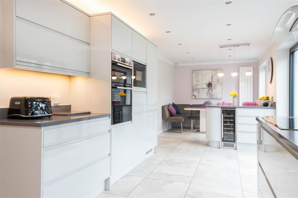 Property photo 3 of 32 Kitchen