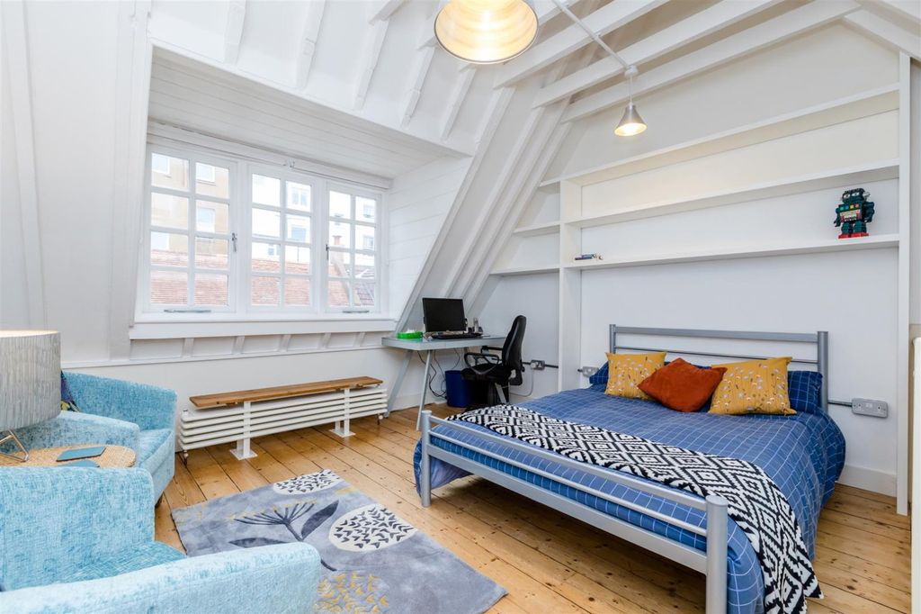 Property photo 2 of 8 Bedroom