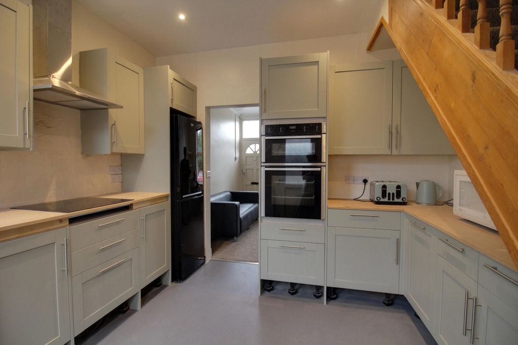 Property photo 1 of 8 Kitchen 1