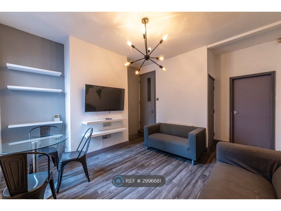 Property photo 3 of 12 Lounge
