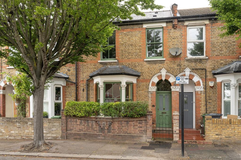 Property photo 1 of 27 Camden Road, E17