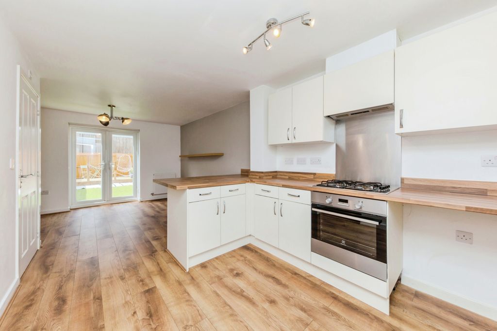 Property photo 3 of 17 Kitchen/Lounge