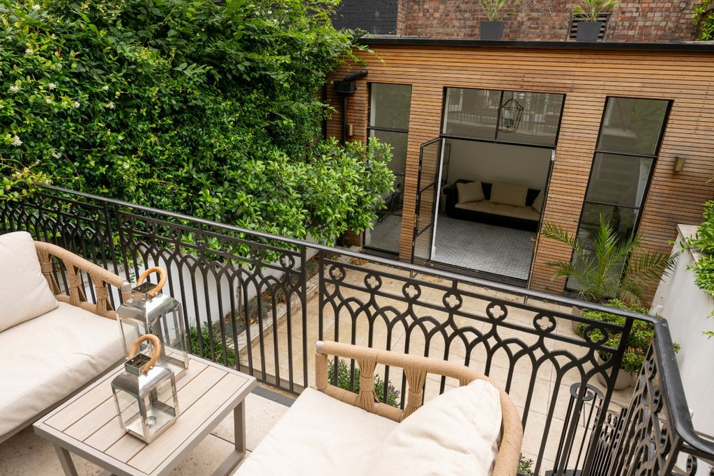 Property photo 3 of 23 Terrace
