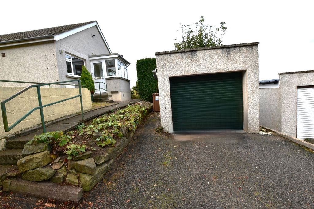 Property photo 2 of 31