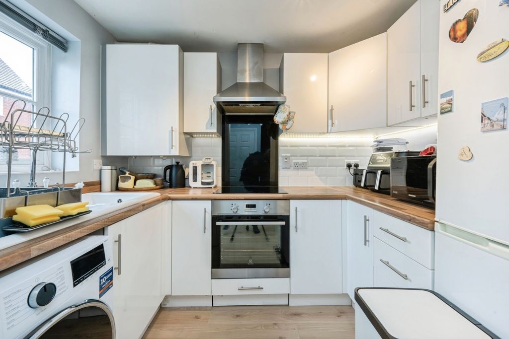 Property photo 2 of 21 Kitchen