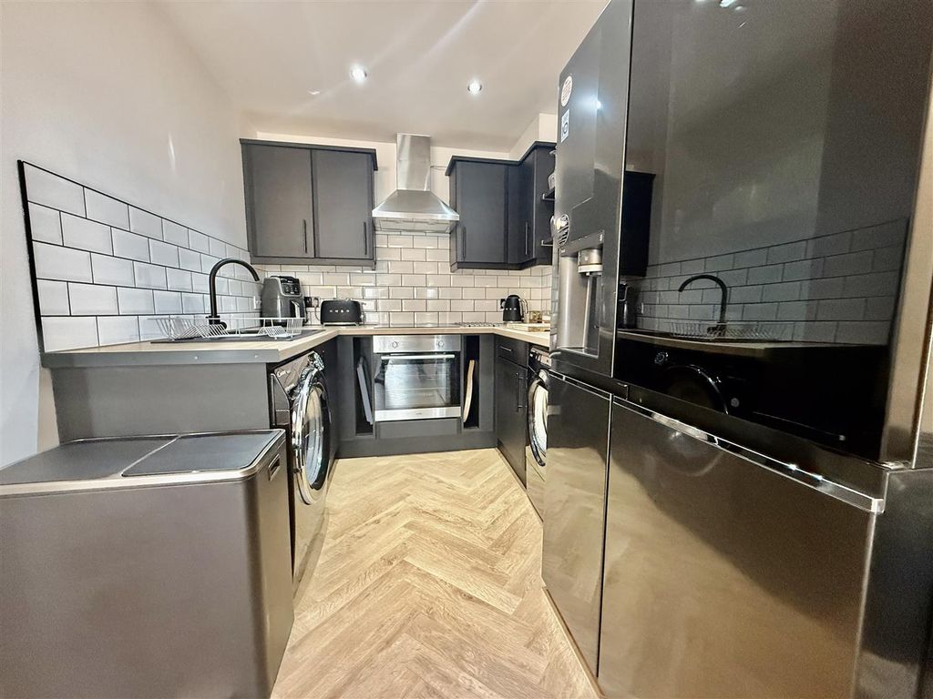 Property photo 3 of 10 Kitchen