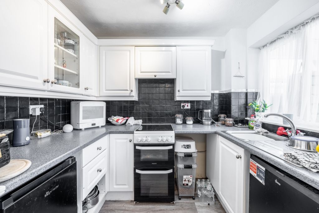 Property photo 3 of 24 42 The Graylings (Boston)-17
