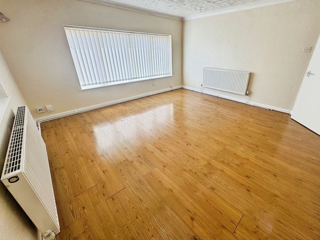 Property photo 2 of 11 Lounge