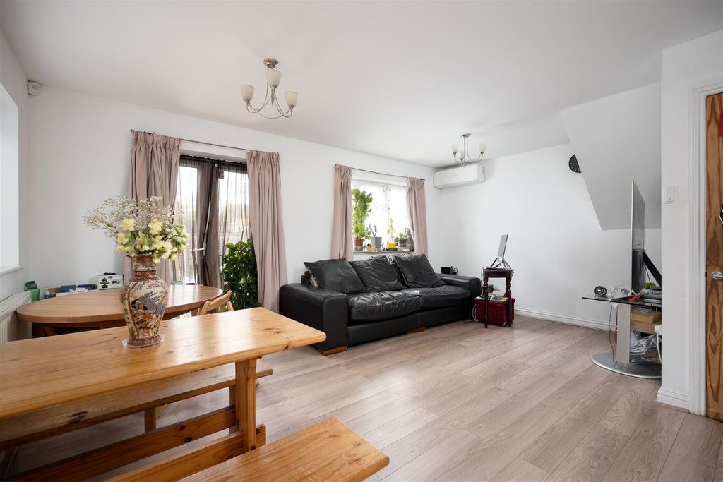 Property photo 3 of 21 Living Room