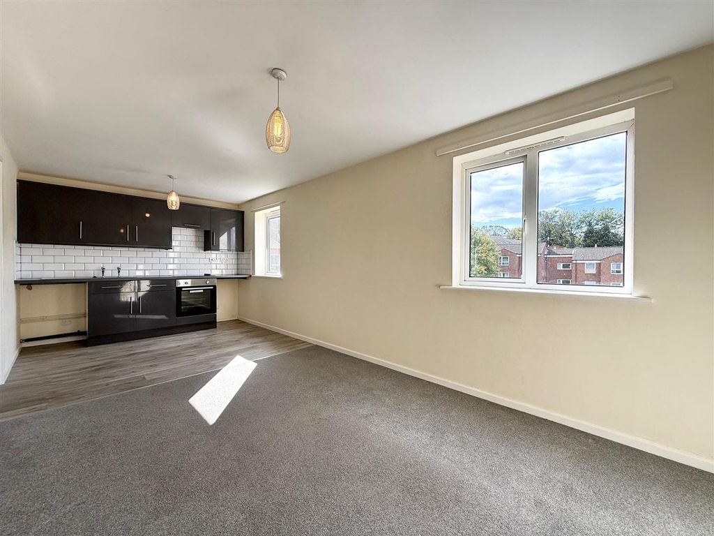 Property photo 3 of 6 Lounge / Kitchen