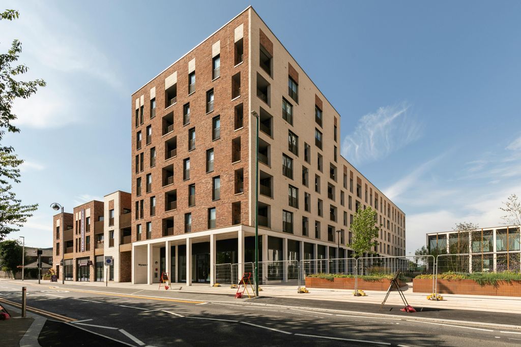 Property photo 1 of 33 Coronation Sqaure Unit 1 26.Jpg