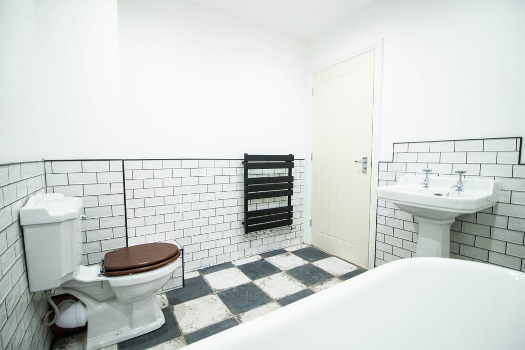 Property photo 2 of 15 425Sr Bathroom