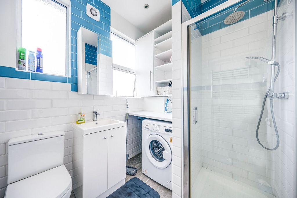 Property photo 3 of 19 Bathroom