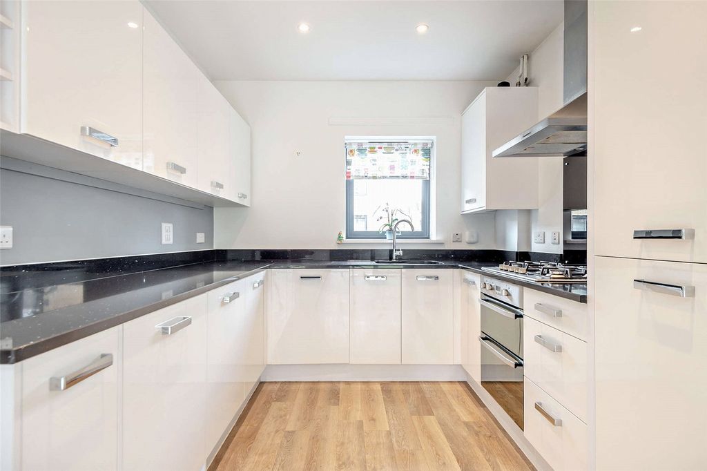 Property photo 3 of 10 Kitchen