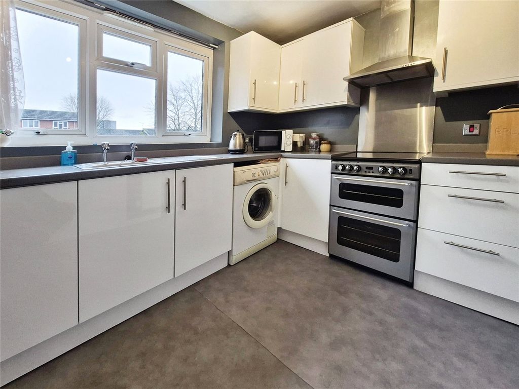 Property photo 3 of 9 Kitchen